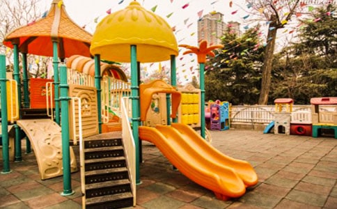 《安安全全滑滑梯》小班安全教案