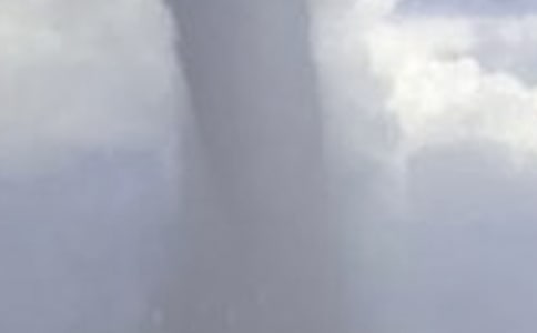 龙卷风,是怎样把一座电视塔连根拔起作文