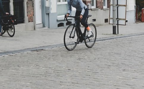 骑行佩戴头盔的宣传横幅标语