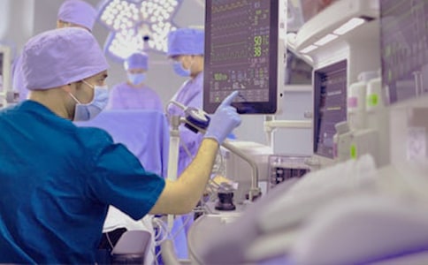 重唇修整的手术方法及注意事项