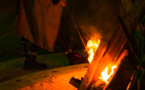 公司篝火晚会主持词